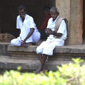 anziani in un tempio a trichy in tamil nadu