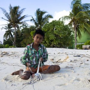 bambino maldiviano che gioca sulla spiaggia
