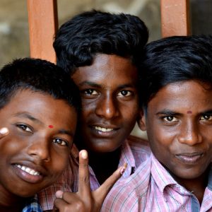 gruppetto di amici a thanjavur in india del sud