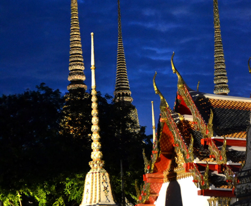 wat pho di notte a bangkok in thailandia