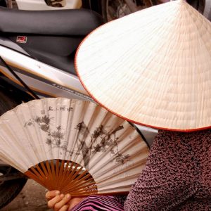 donna con cappello vietnamita