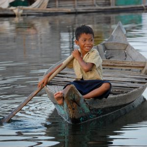 bambino cambogiano sul lago tonle sap