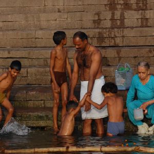 induisti a Varansi sul gange